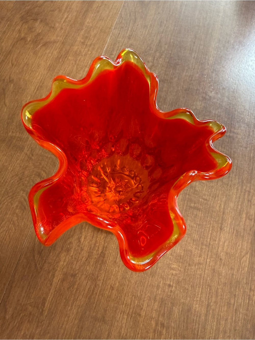 Vintage Fenton thumbprint handkerchief vase - Picture 6 of 11